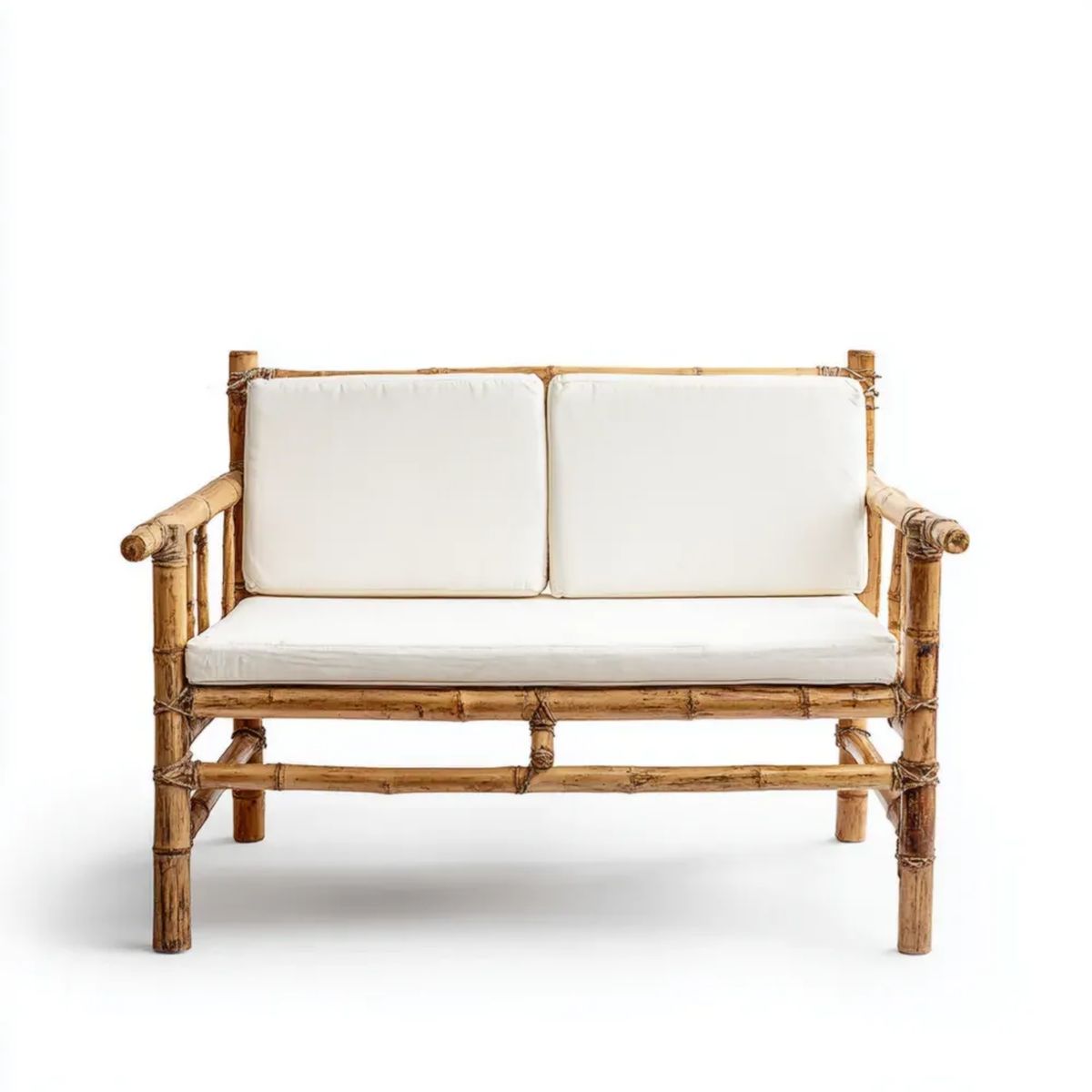 Dwuosobowa sofa ogrodowa bambusowa z białymi poduszkami, naturalny brąz, 120 × 70 × 85 cm